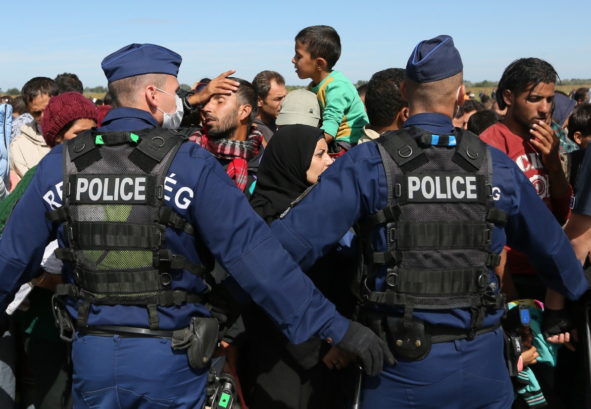 Budapest chiude migranti e richiedenti asilo nei campi al confine