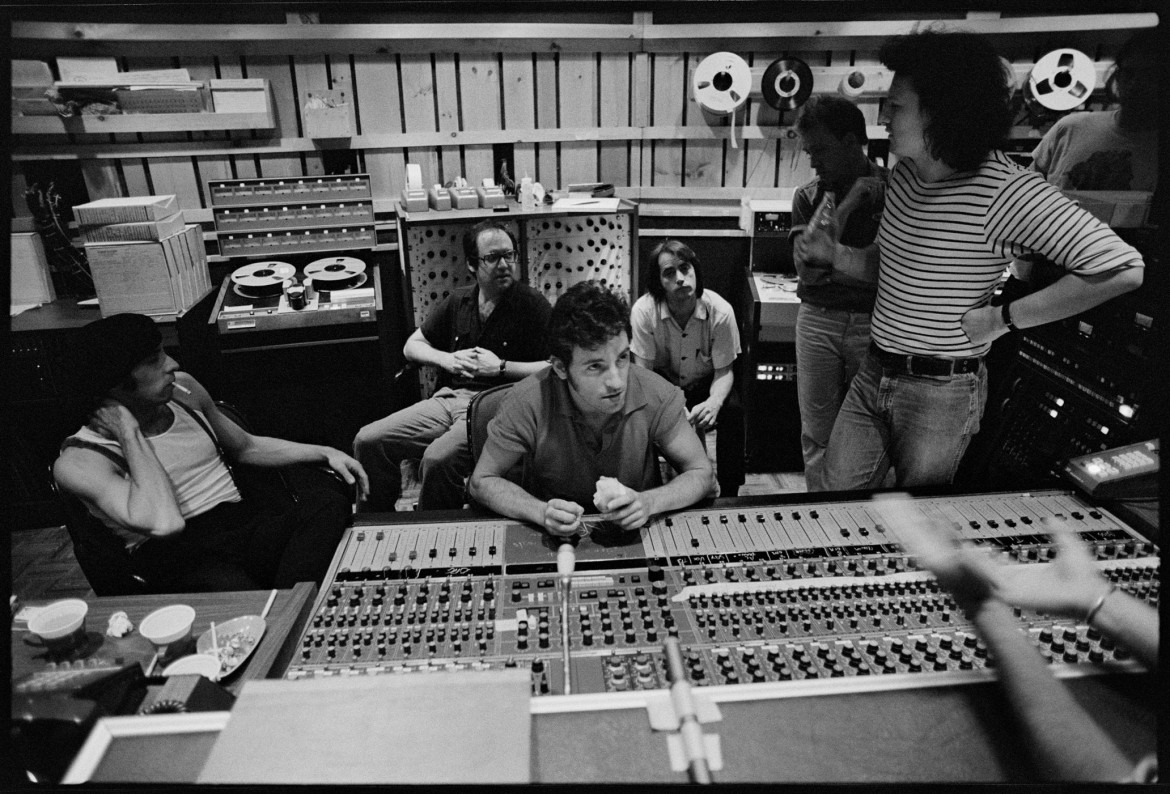 Bruce Springsteen in studio in uno scatto d'epoca - photo Sony Music