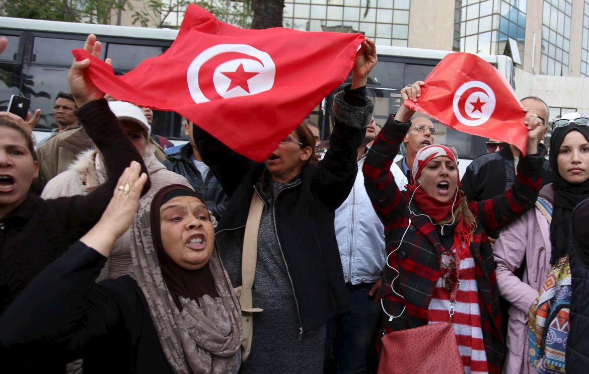 Tunisi, un kamikaze nel minibus. L’Isis rivendica l’attentato