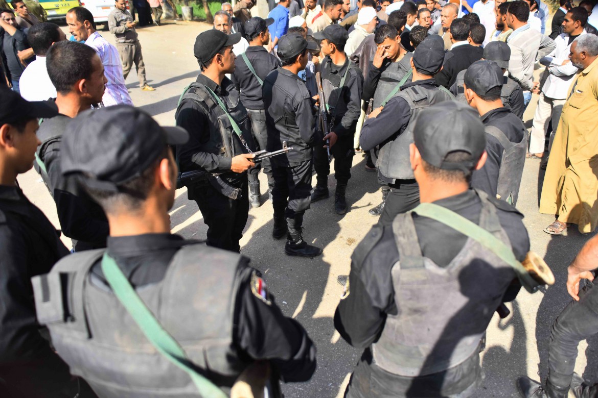Egitto, ancora sangue sul voto,  quattro agenti uccisi a Giza