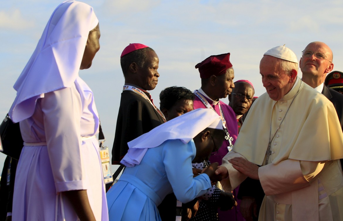 Il papa: «Rifugiati test d’umanità». Oggi a Bangui si «apre» il Giubileo