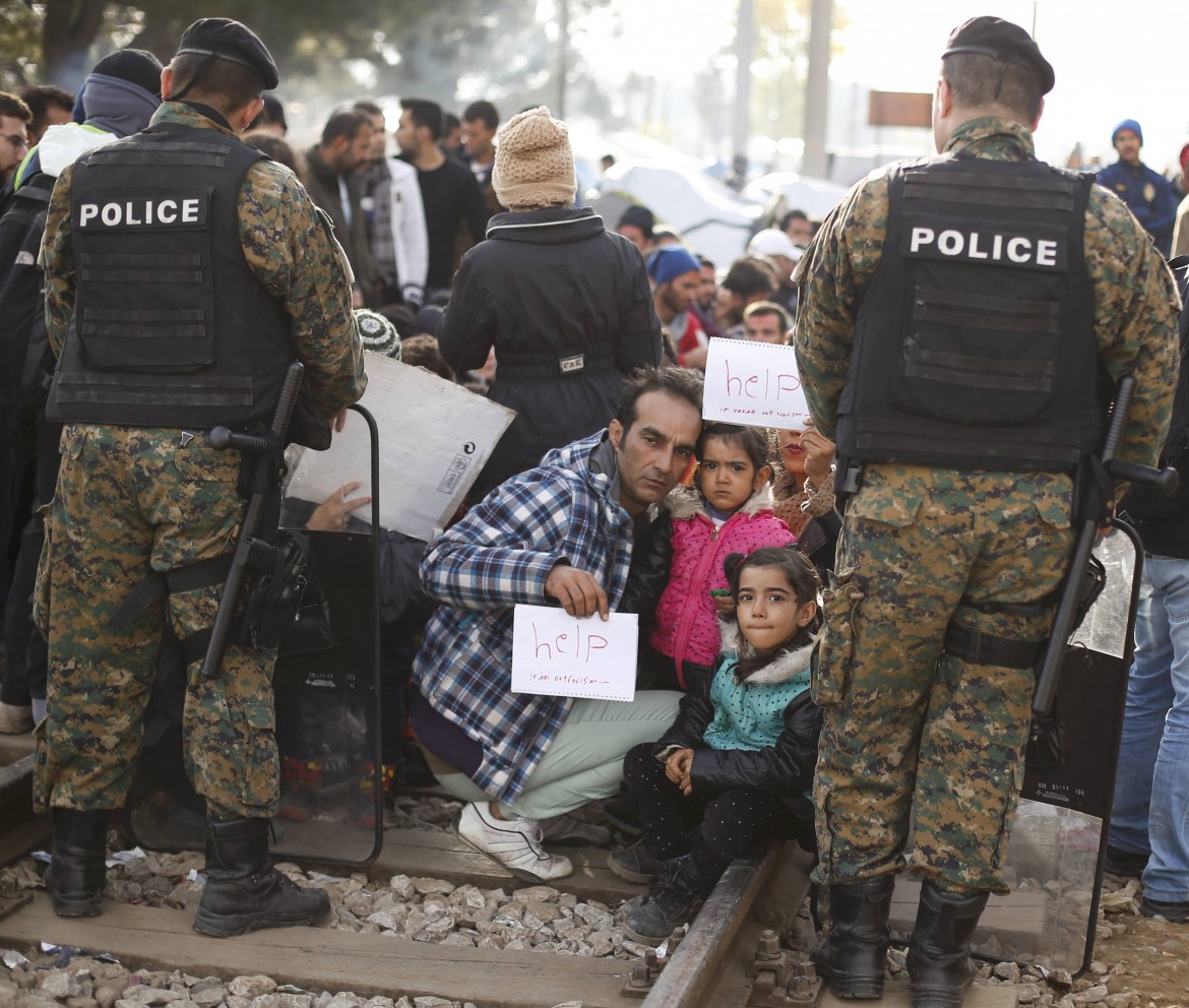 Ankara ferma 1.300 profughi. Scontri al confine greco-macedone