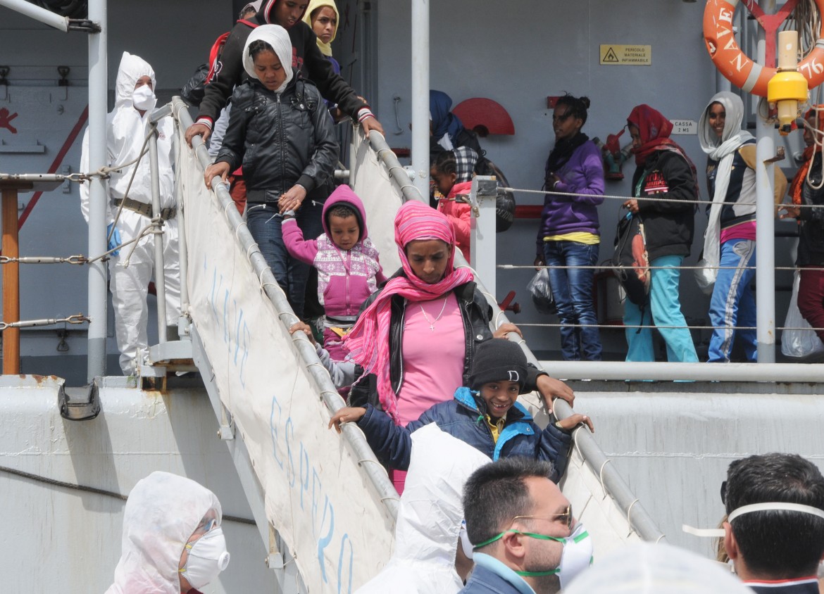Reggio Calabria: 906 migranti africani sbarcati in porto