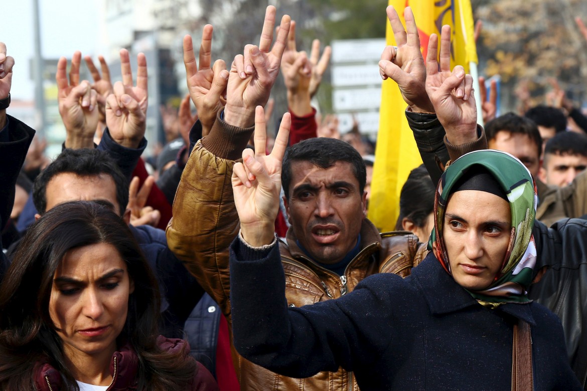 Offensiva ’schiacciasassi’ di Ankara contro i kurdi