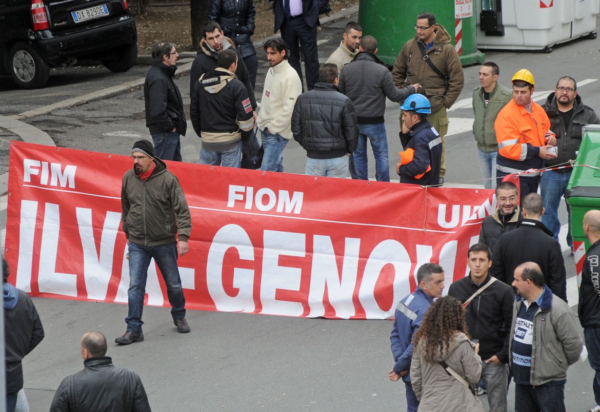 Ilva, scontri e occupazioni a Genova