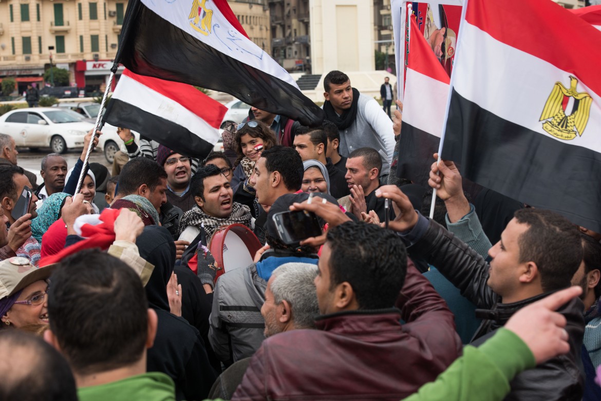 La polizia uccide per un tè, rivolta al Cairo