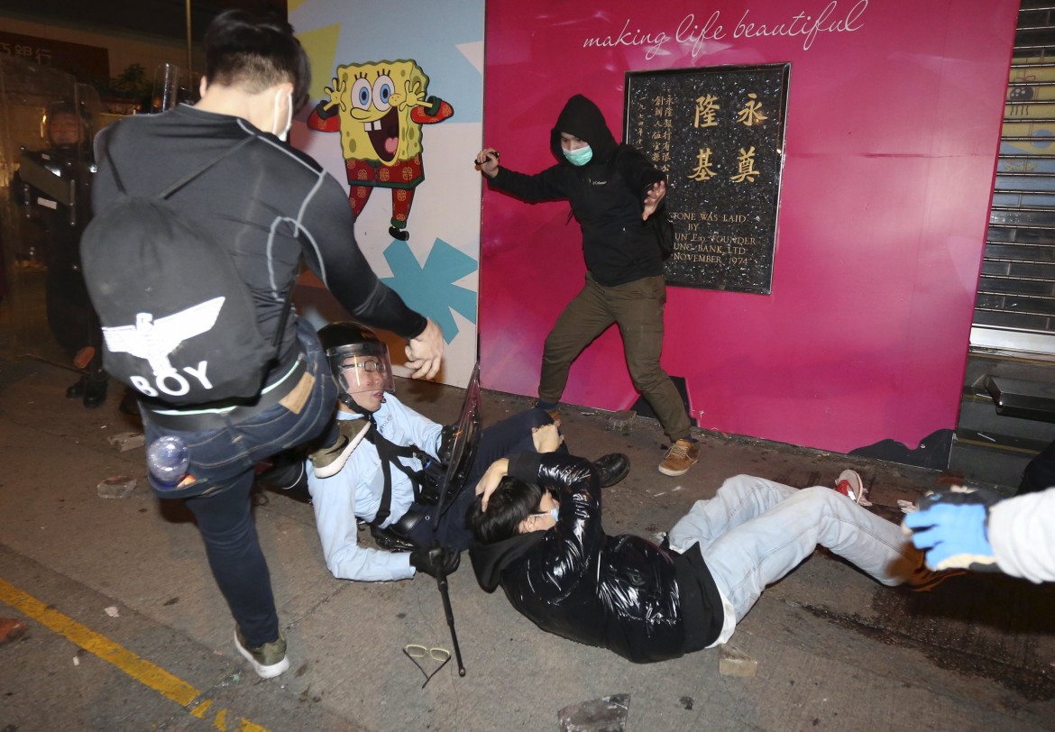 #Fishballrevolution, notte di scontri a Hong Kong