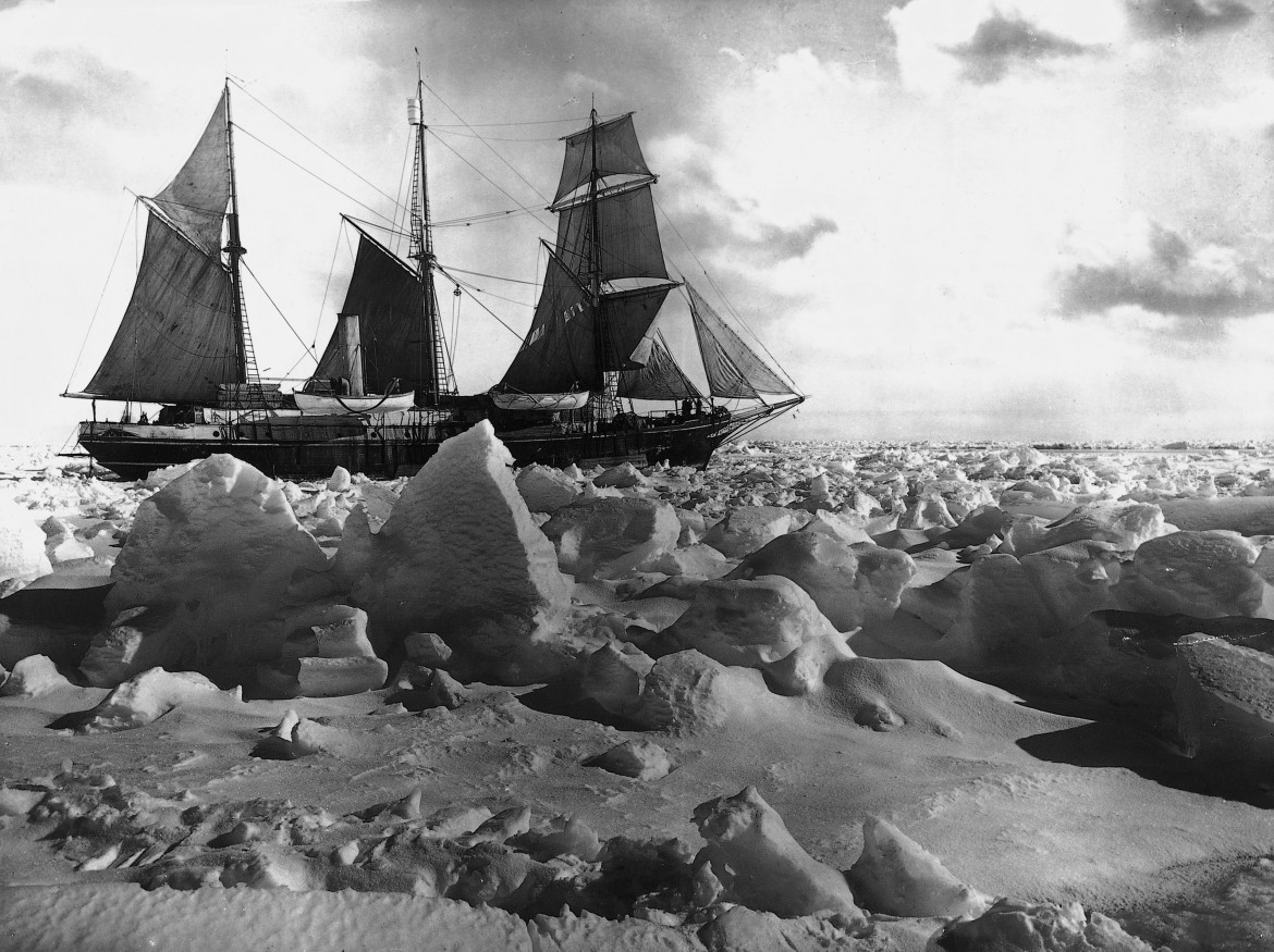 La nave Endurance, guidata da sir Shackleton bloccata dal pack antartico nel 1915 - foto Frank Hurley - tutti i diritti Nutrimenti editore