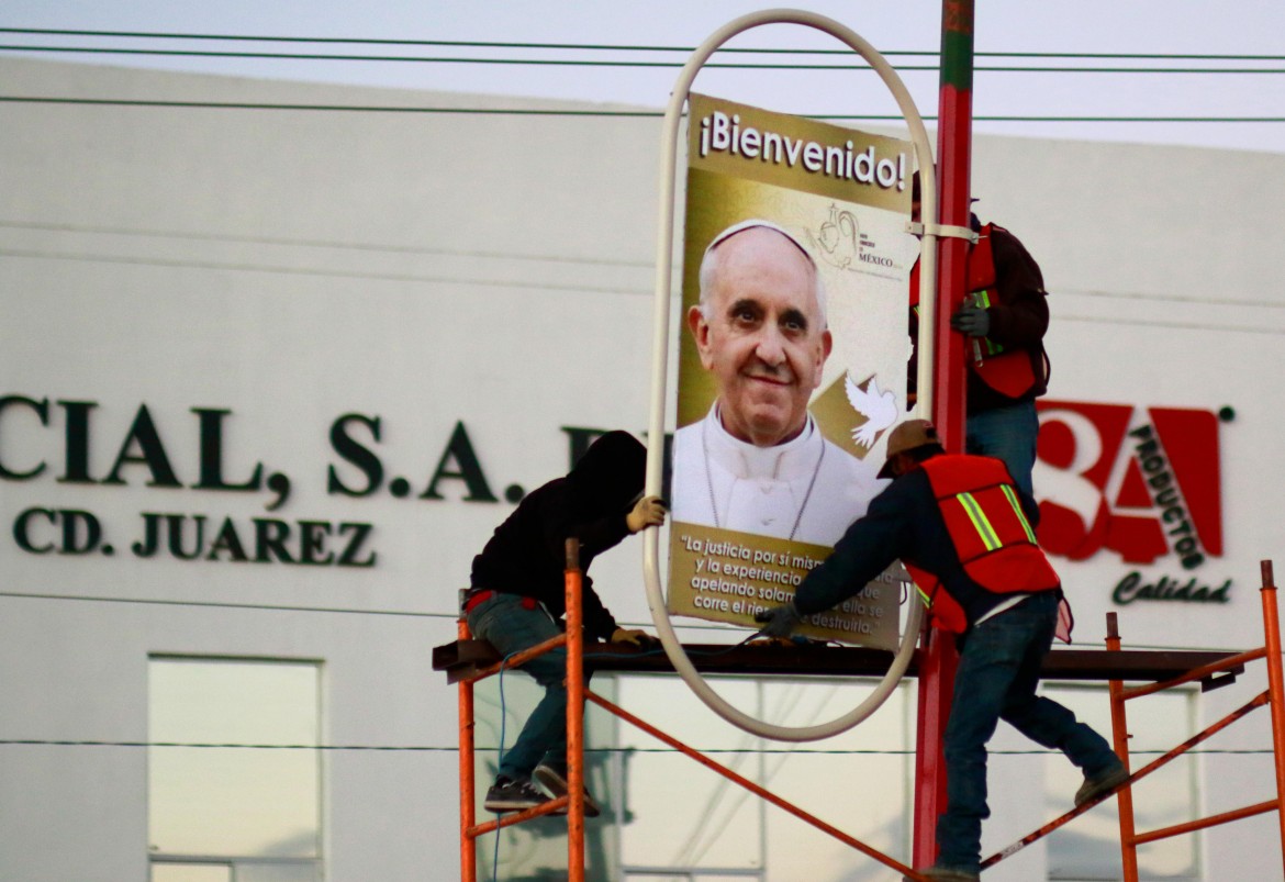 Bergoglio a Ciudad Juarez «pezzo di guerra» del paese