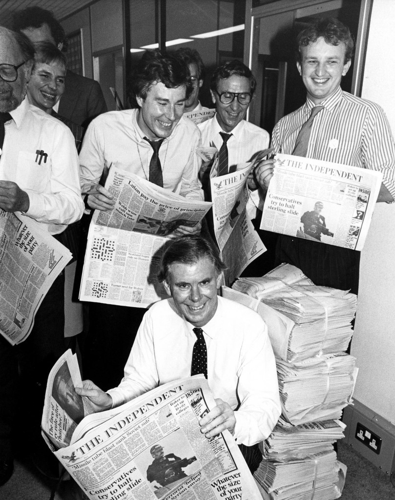In bianco e nero Andreas Whittam Smith (in ginocchio) festeggia il lancio del quotidiano nell’ottobre 1986