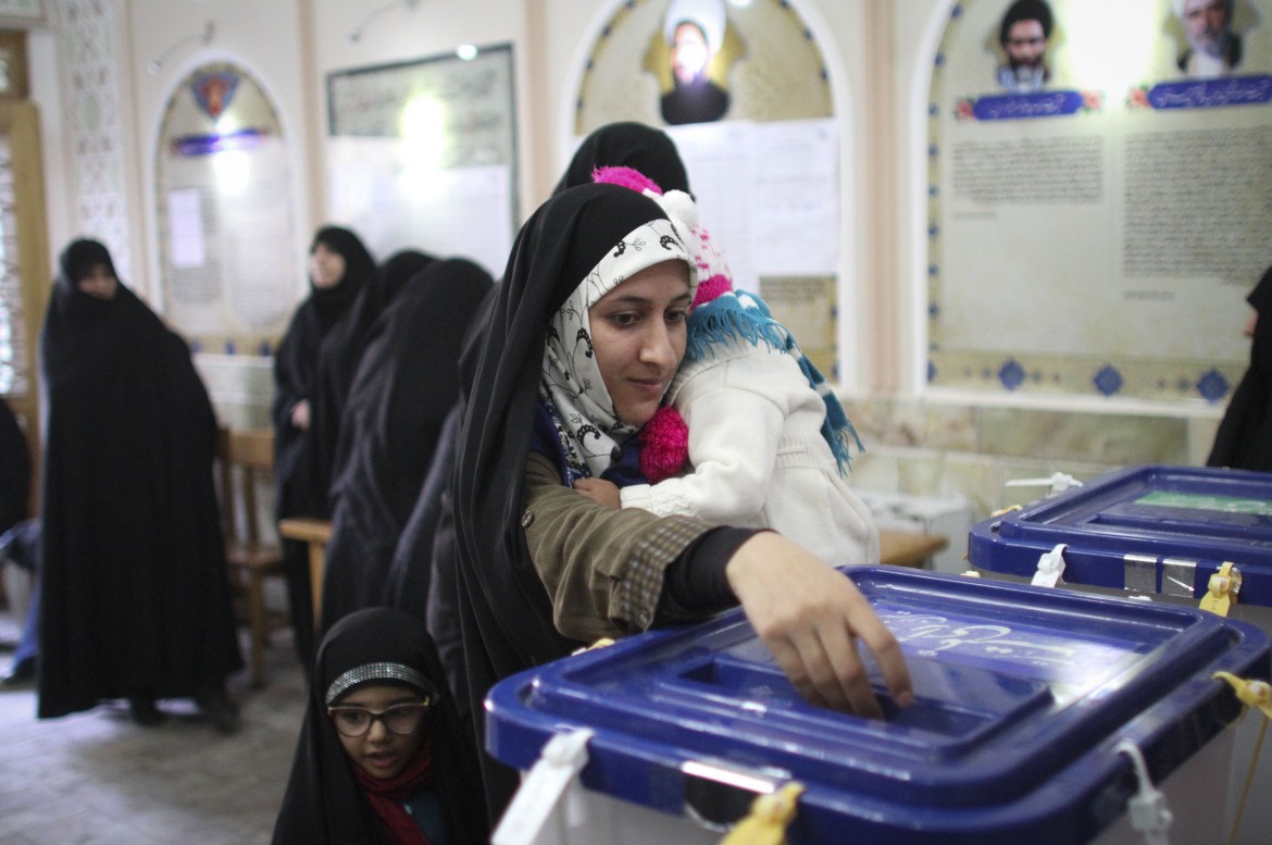 Iran, i moderati fanno incetta di seggi e saggi