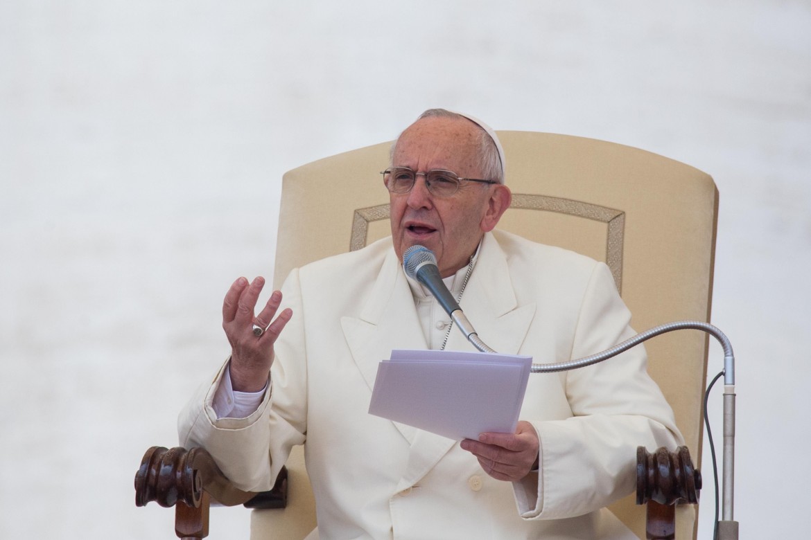 Il papa sprona i parroci italiani. E parla di Isis come frutto di guerre