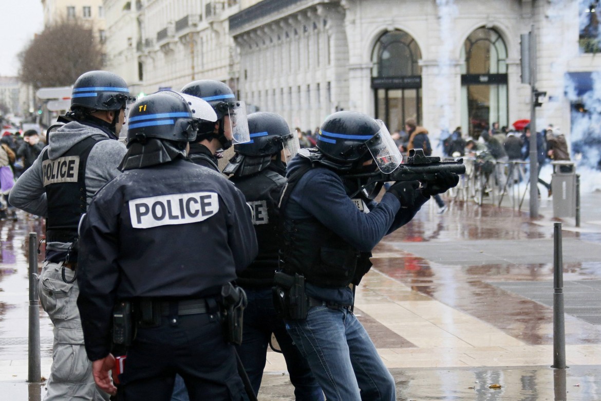 Agenti francesi più violenti. E impuniti
