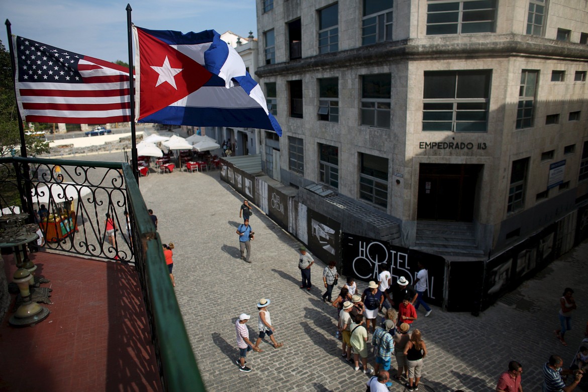 Obama a Cuba, a piedi nudi nel cortile di casa