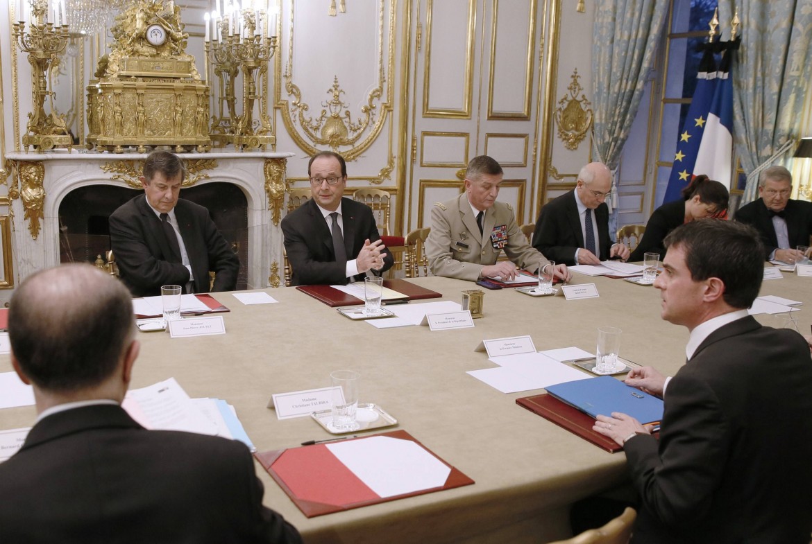 Ritiro della nazionalità, Hollande costretto a rinunciare