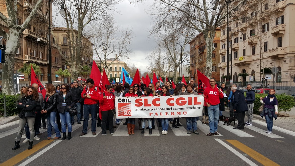 Cgil: «Almaviva licenzia in Italia per delocalizzare in Romania»