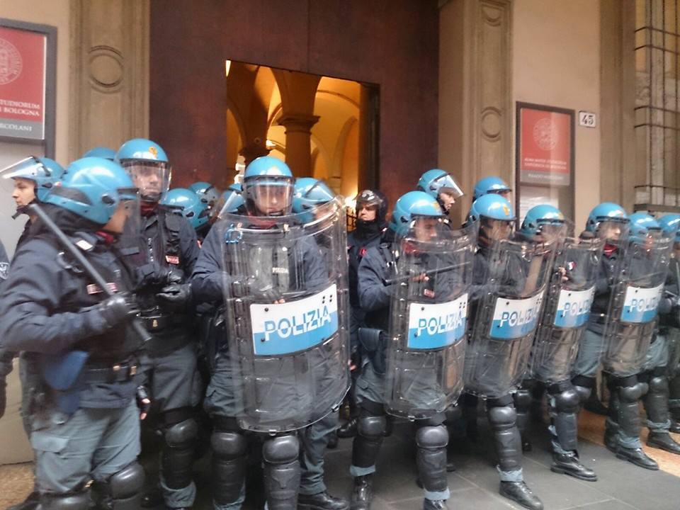 Polizia all’università di Bologna: speriamo di tornare al Medioevo