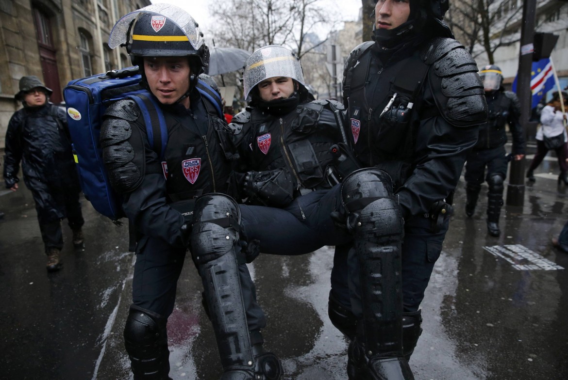 Francia, prova «muscolare» contro i manifestanti