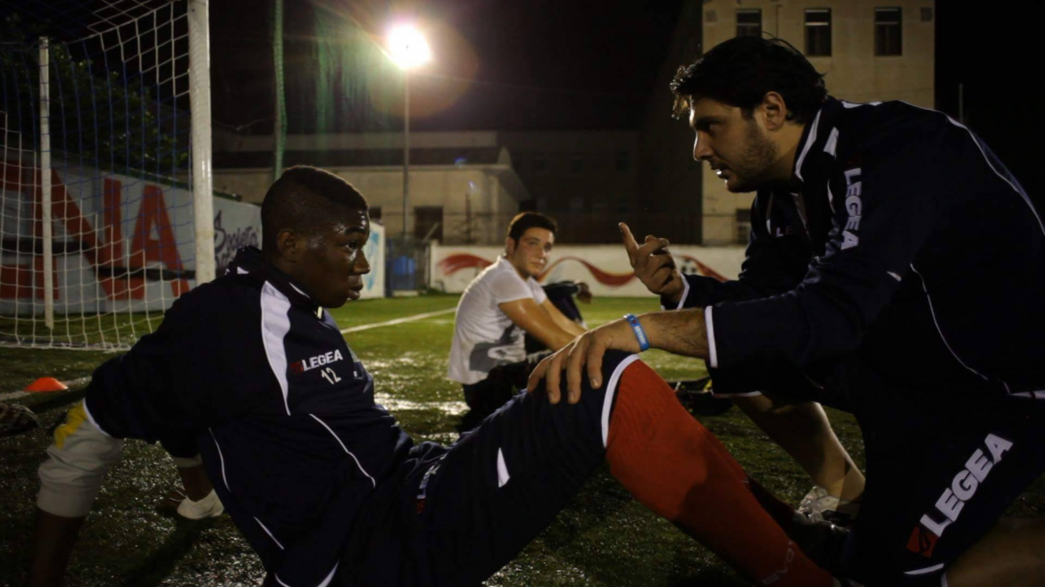 «Loro di Napoli», un calcio alle regole del razzismo»