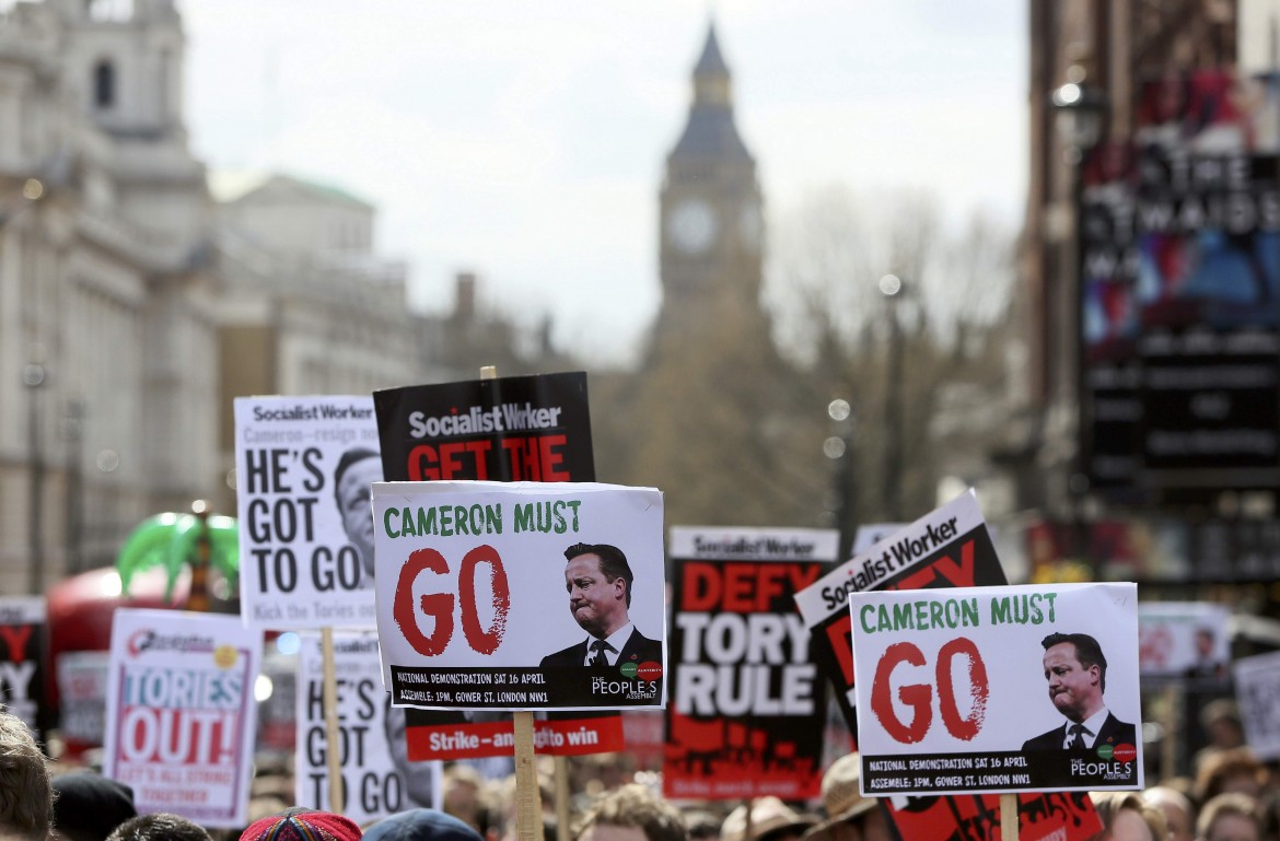 Folla a Downing Street: «Cameron dimettiti»