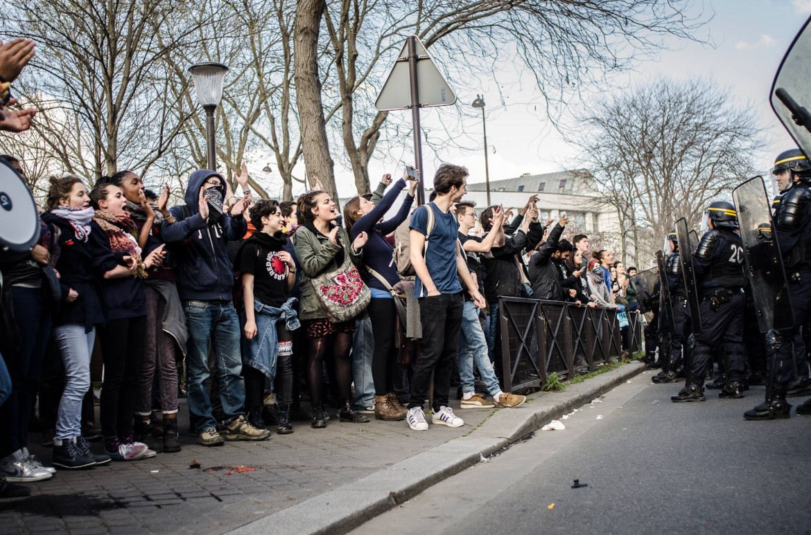Raduno davanti al commissariato di Rue de l'Evangile, Parigi, per chiedere il rilascio degli studenti fermati (130 in totale), 5 aprile