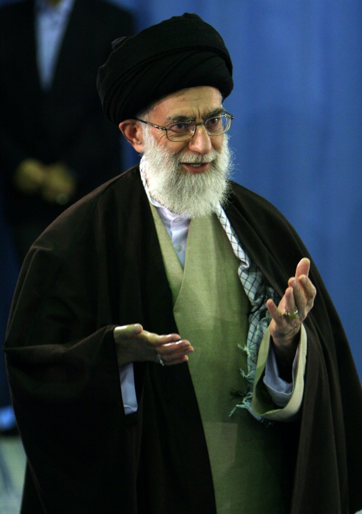Khamenei: «Boicottati dalle banche Usa»