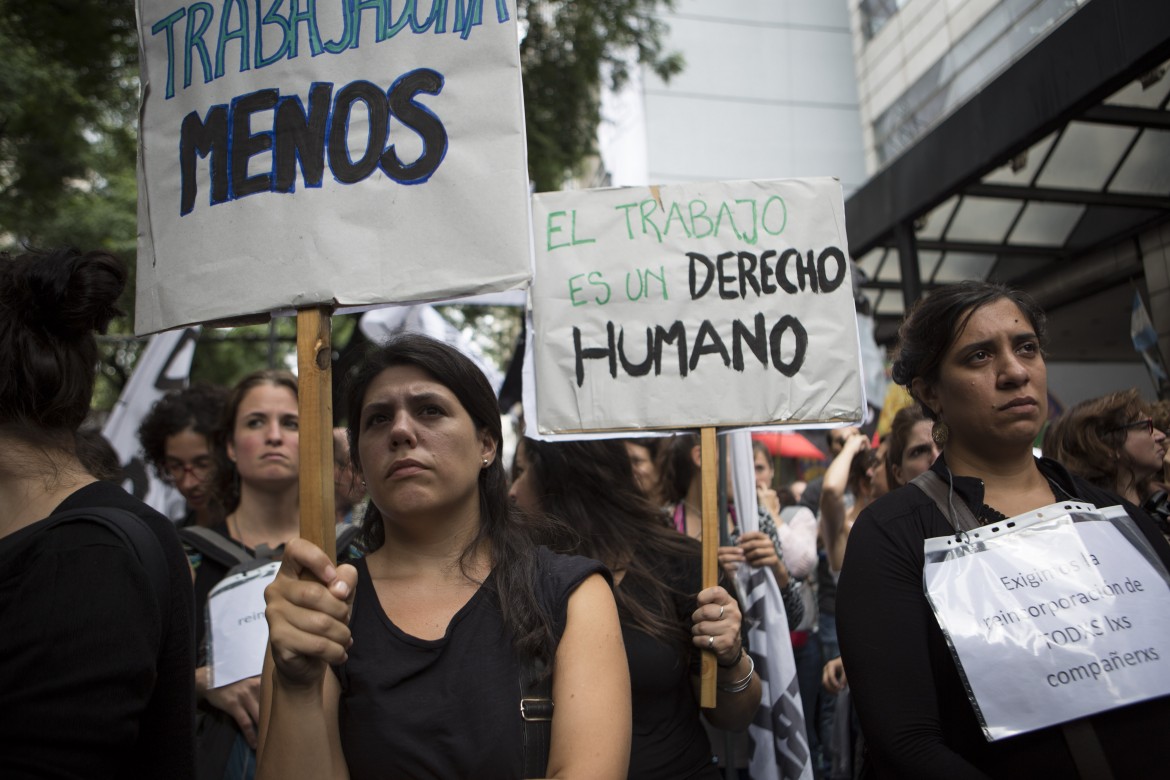 Sciopero delle donne argentine contro il femminicidio