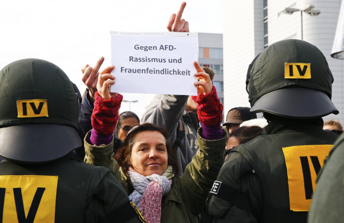 Proteste contro il congresso di Alternative  für Deutschland, 400 persone arrestate