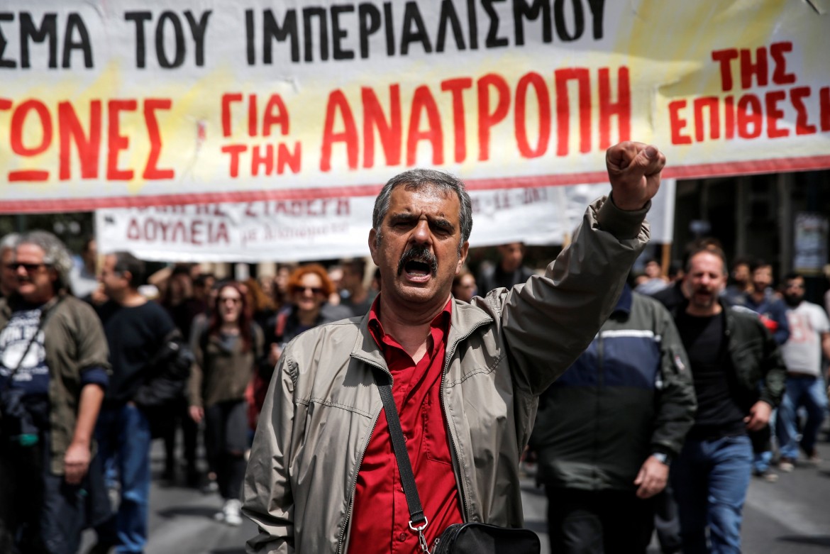 La Grecia sciopera e Syriza media