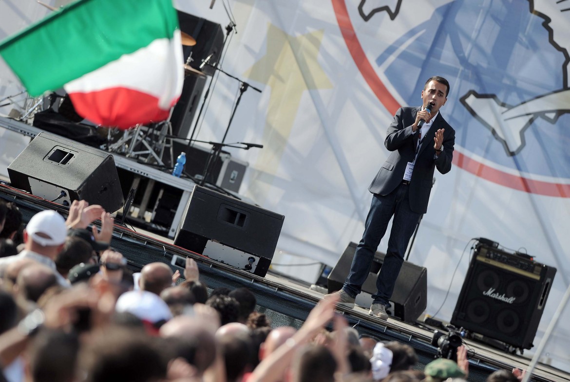 Siamo tutti tricolori, come Renzi. A Roma manifestazione M5S per il No