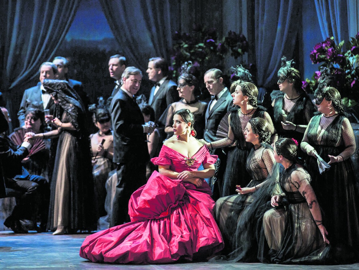 Una Traviata dal tocco glamour, griffata Valentino
