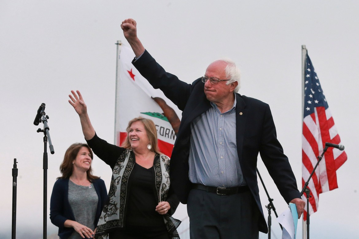La reazione di Sanders:  «Un gesto inappropriato»