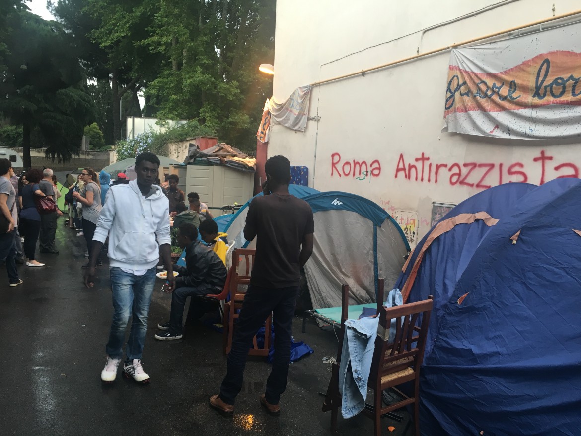 La polizia sgombra le tende dei rifugiati al centro Baobab di Roma