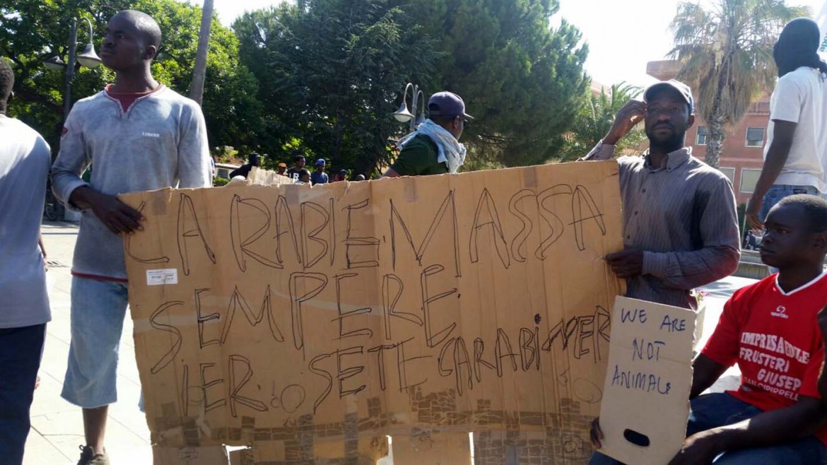 La rabbia dei migranti: «Dateci il corpo di Sekine»