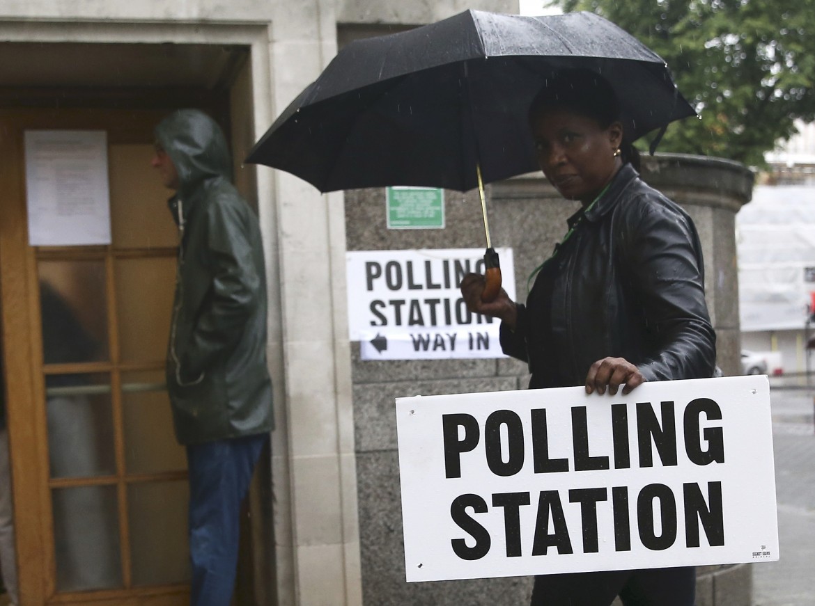 Al voto sotto la pioggia, decide l’affluenza