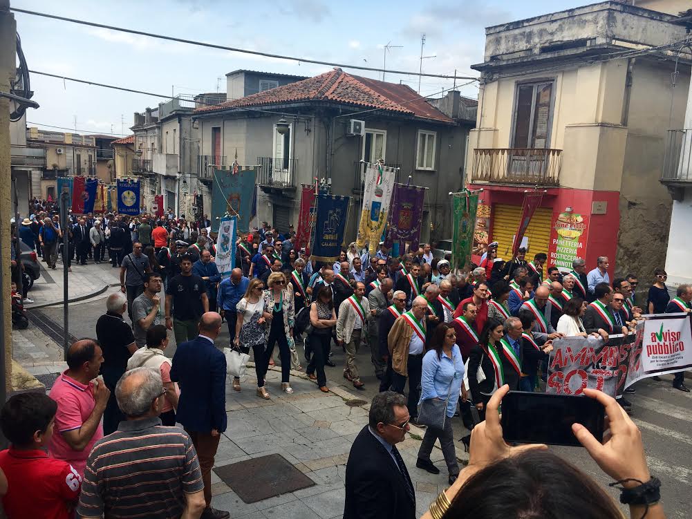 Polistena, la marcia dei sindaci sotto tiro tra le finestre chiuse