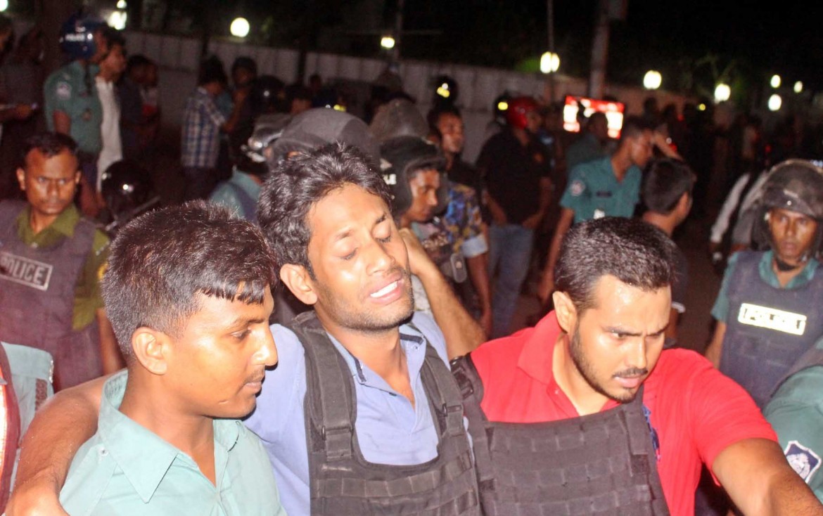 Attacco a Dhaka, uccisi 20 ostaggi