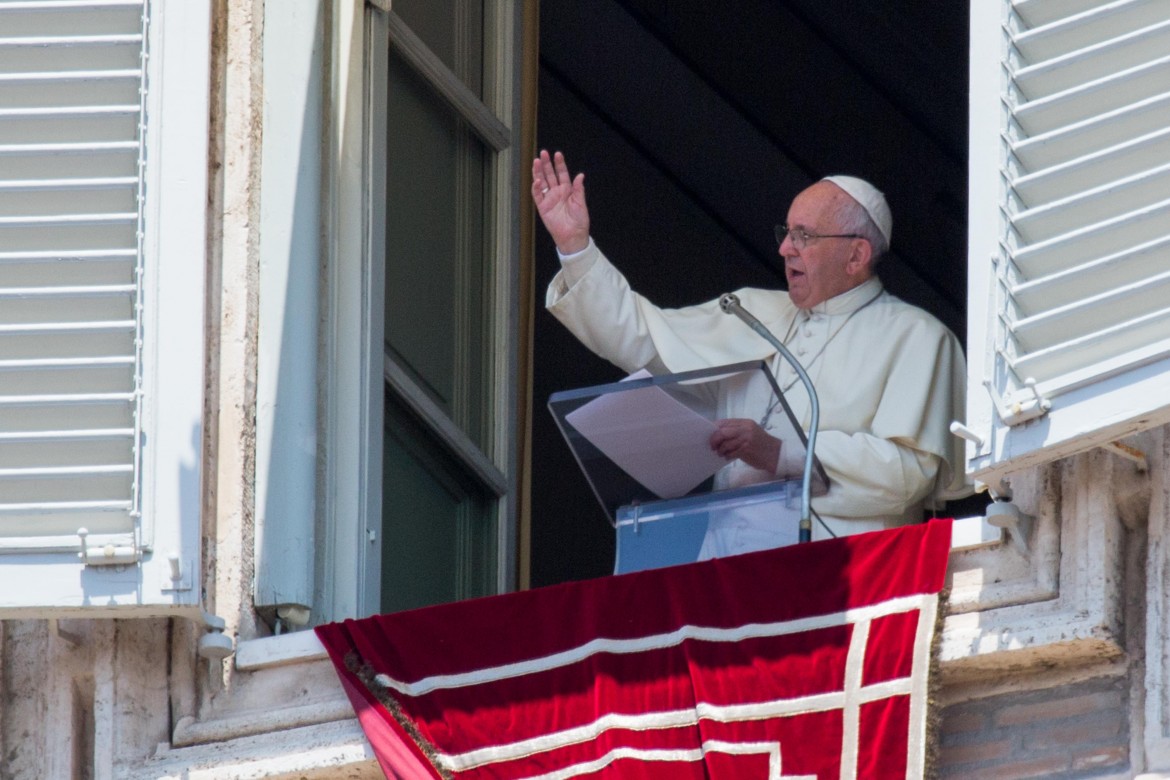 Il papa: «Basta al traffico di armi, la pace è possibile»
