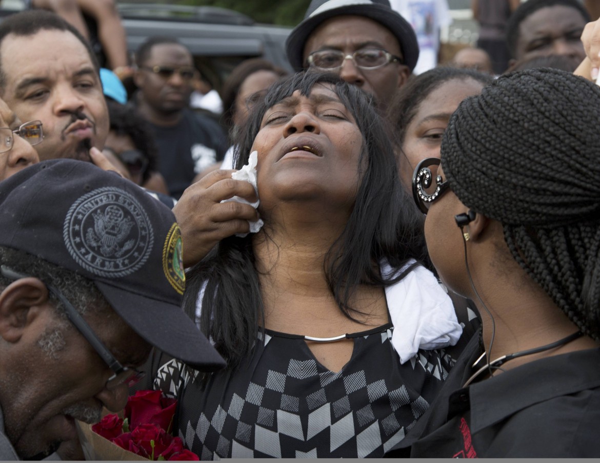 Ambulante di colore giustiziato dalla polizia a Baton Rouge