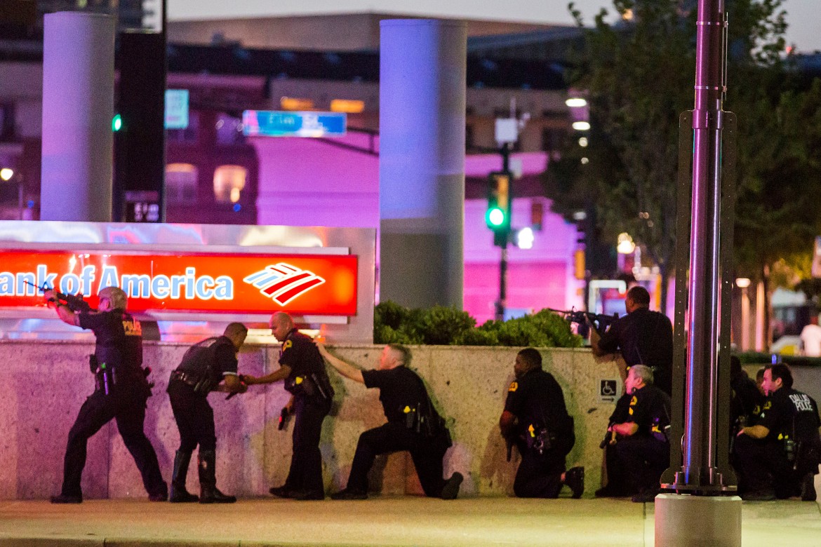Spari sui poliziotti, 5 morti a Dallas