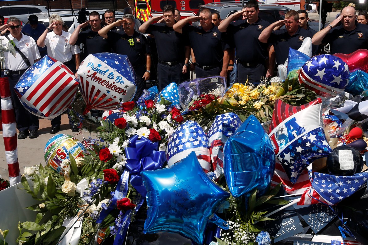 Obama a Dallas per i funerali dei cinque agenti: «No a divisioni»