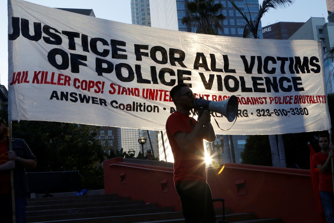 Usa, assolta la poliziotta che uccise un afroamericano disarmato