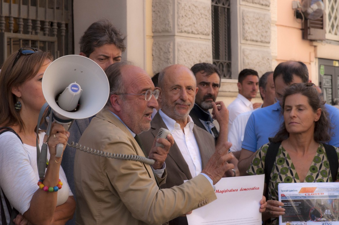 Sit-in di giornalisti e magistrati sotto l’ambasciata turca a Roma