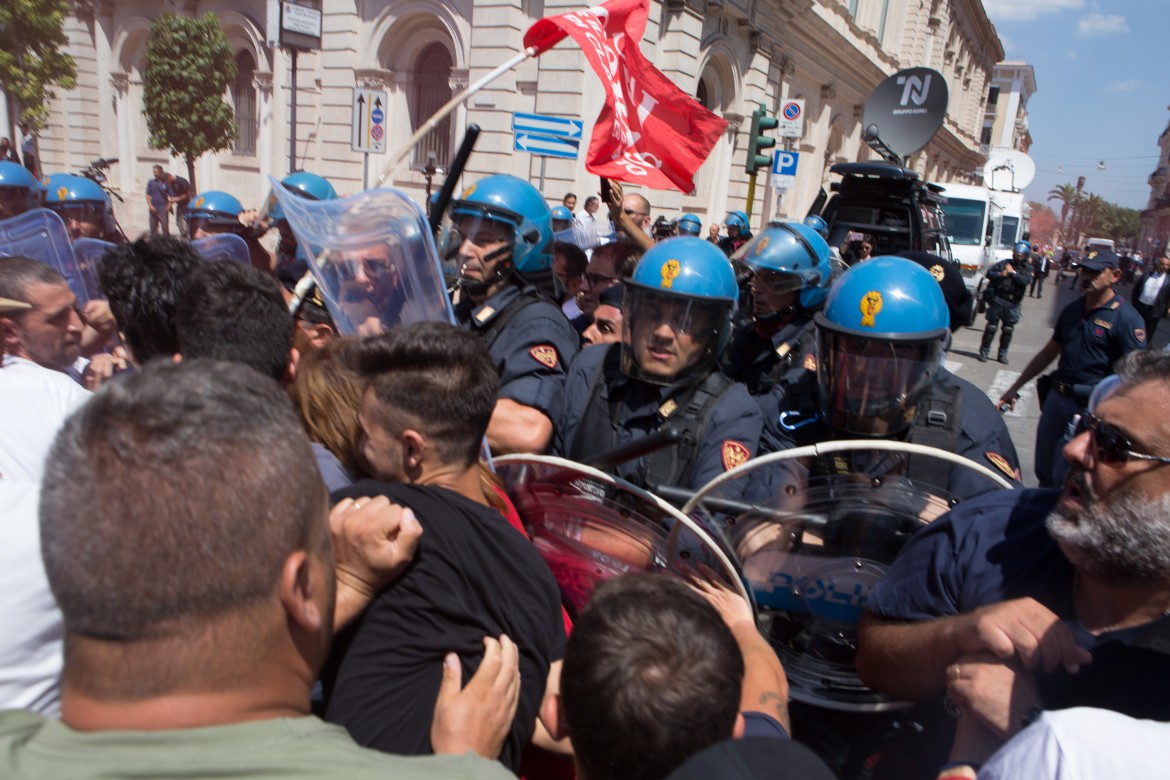 Taranto, sindacati e cittadini contestano Renzi