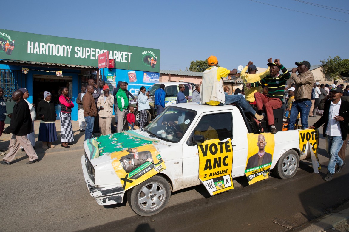 Urne aperte per il voto, referendum su Zuma