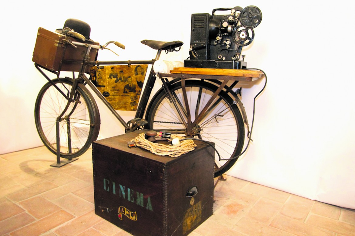 Fotografi, burattinai e scrivani i mestieri in sella a una bicicletta