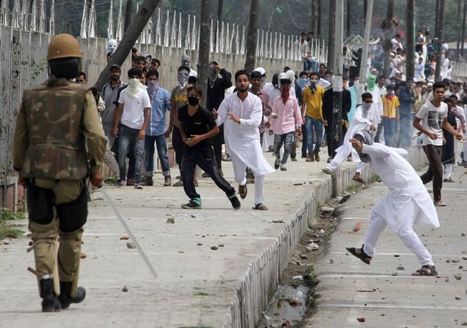 Kashmir, scontri con i militari indiani, almeno 72 morti e oltre 7mila feriti