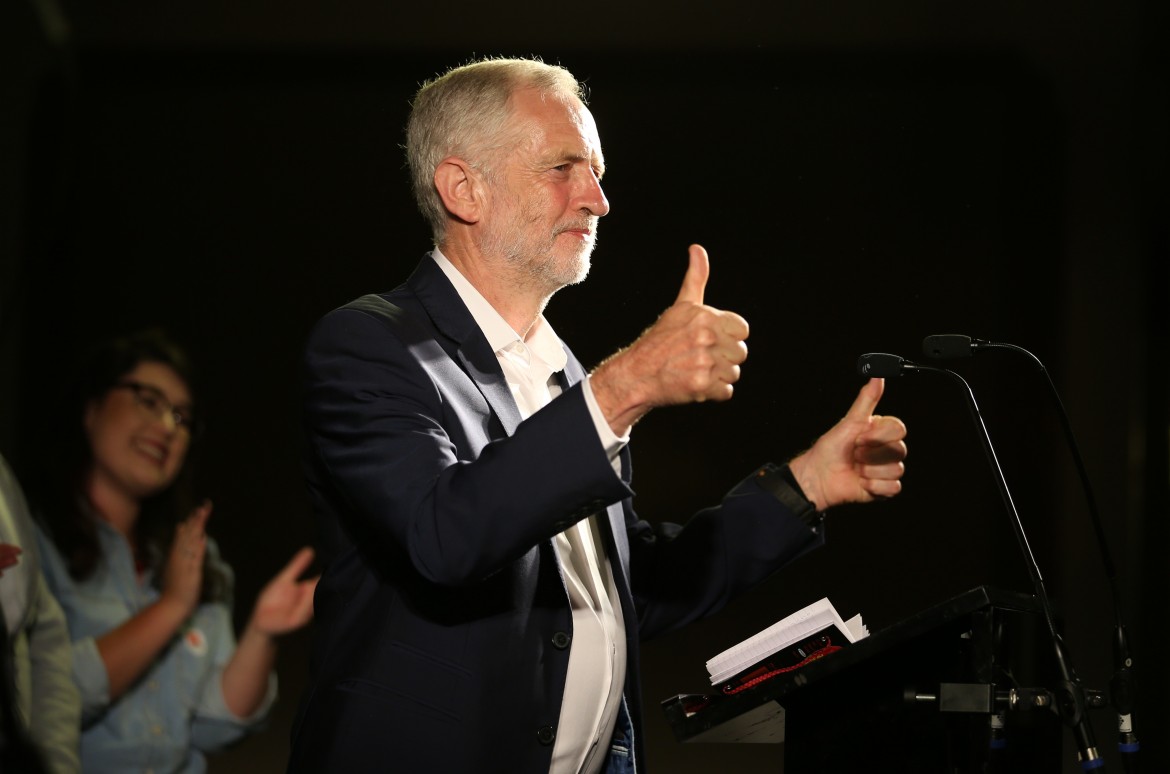 Alle primarie del Labour Corbyn vola in testa, «golpe» dei «blairisti» a un passo dal flop