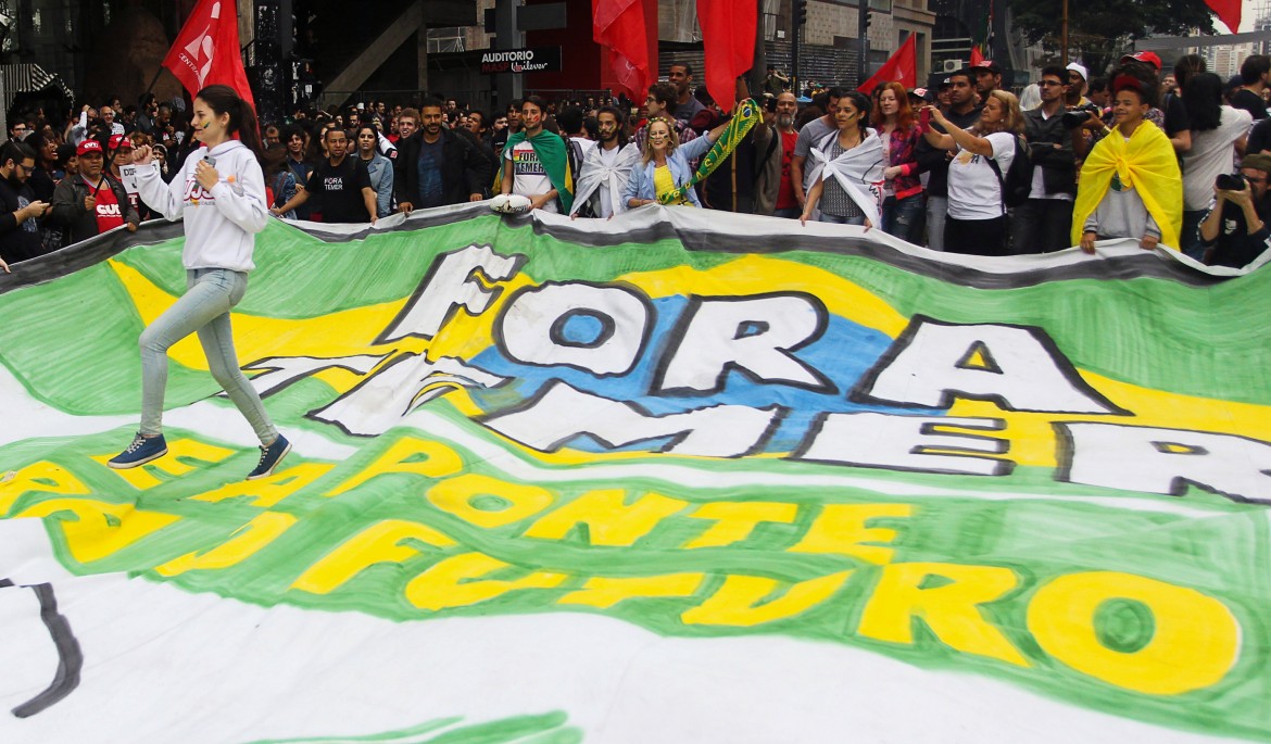 Brasile, proteste e scontri contro i tagli alla spesa sociale