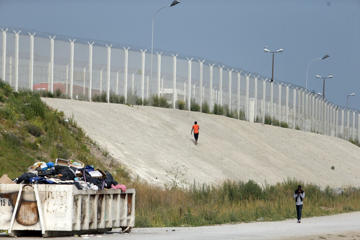 Un muro per chiudere la «giungla» di Calais